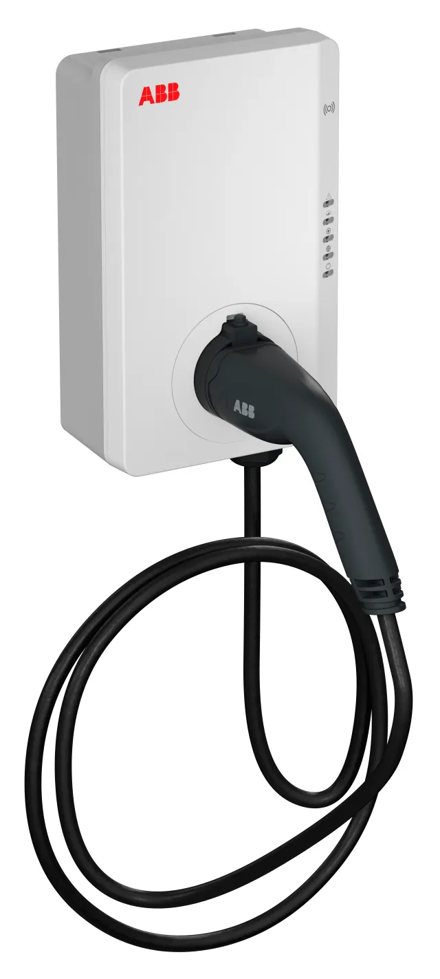 Carregador veicular ABB para carro elétrico, instalado na parede, com o cabo de recarga enrolado